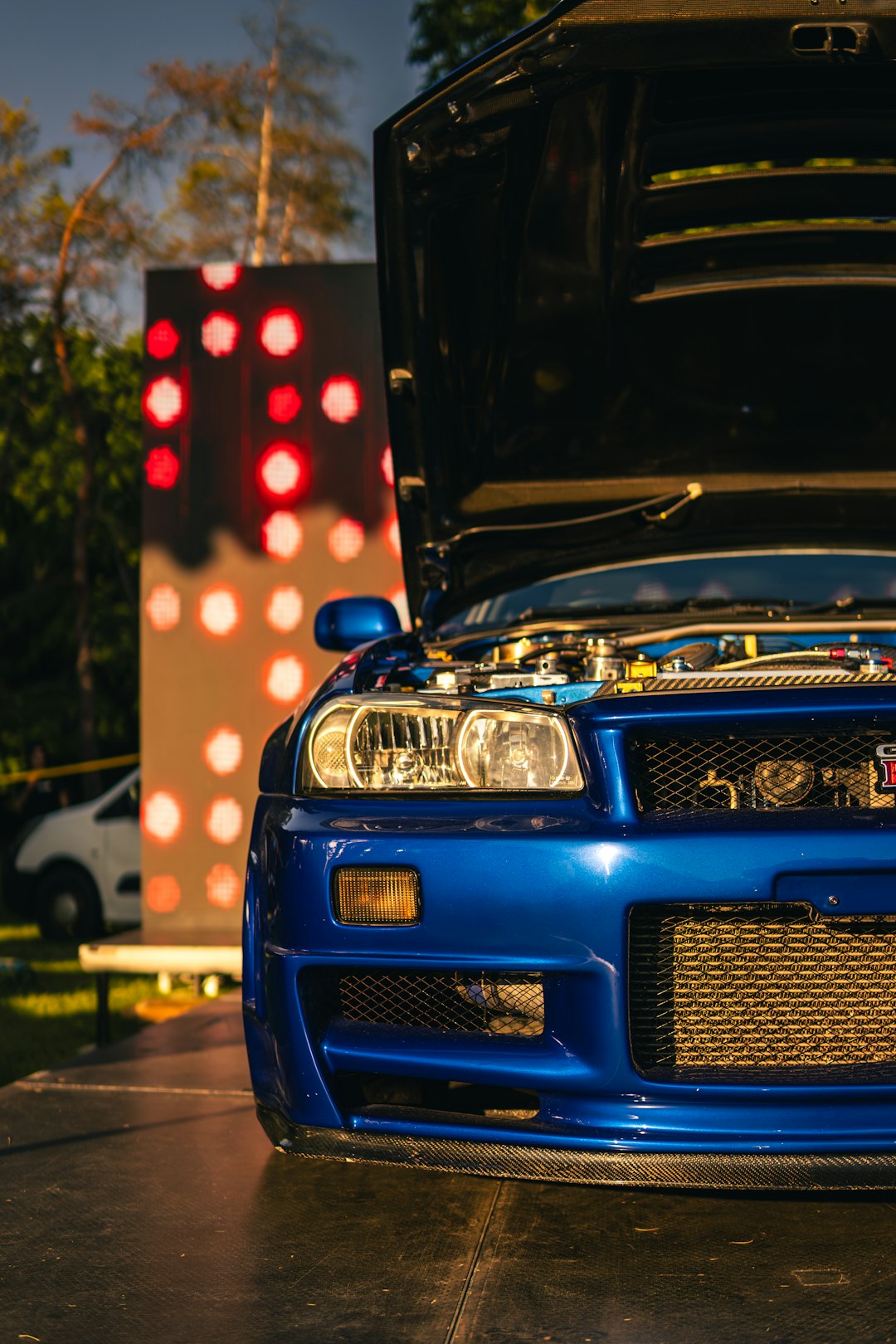 blue-sports-car-with-hood-open-at-car-show-2z0zsiebxf0